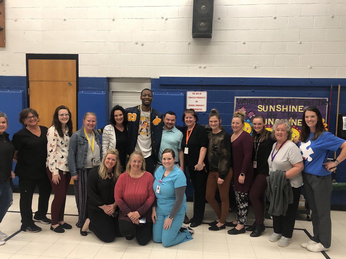 loadyg__'s tweet image. McMechen elementary ! 💙💛💙💛 Couple more spots before the signing at 7 ! Love Wheeling 💙💛