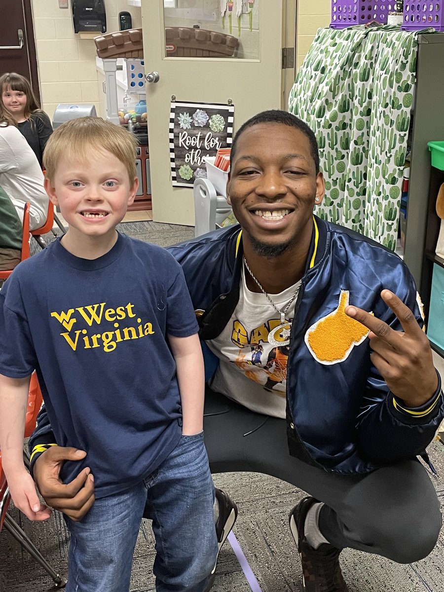 loadyg__'s tweet image. McMechen elementary ! 💙💛💙💛 Couple more spots before the signing at 7 ! Love Wheeling 💙💛