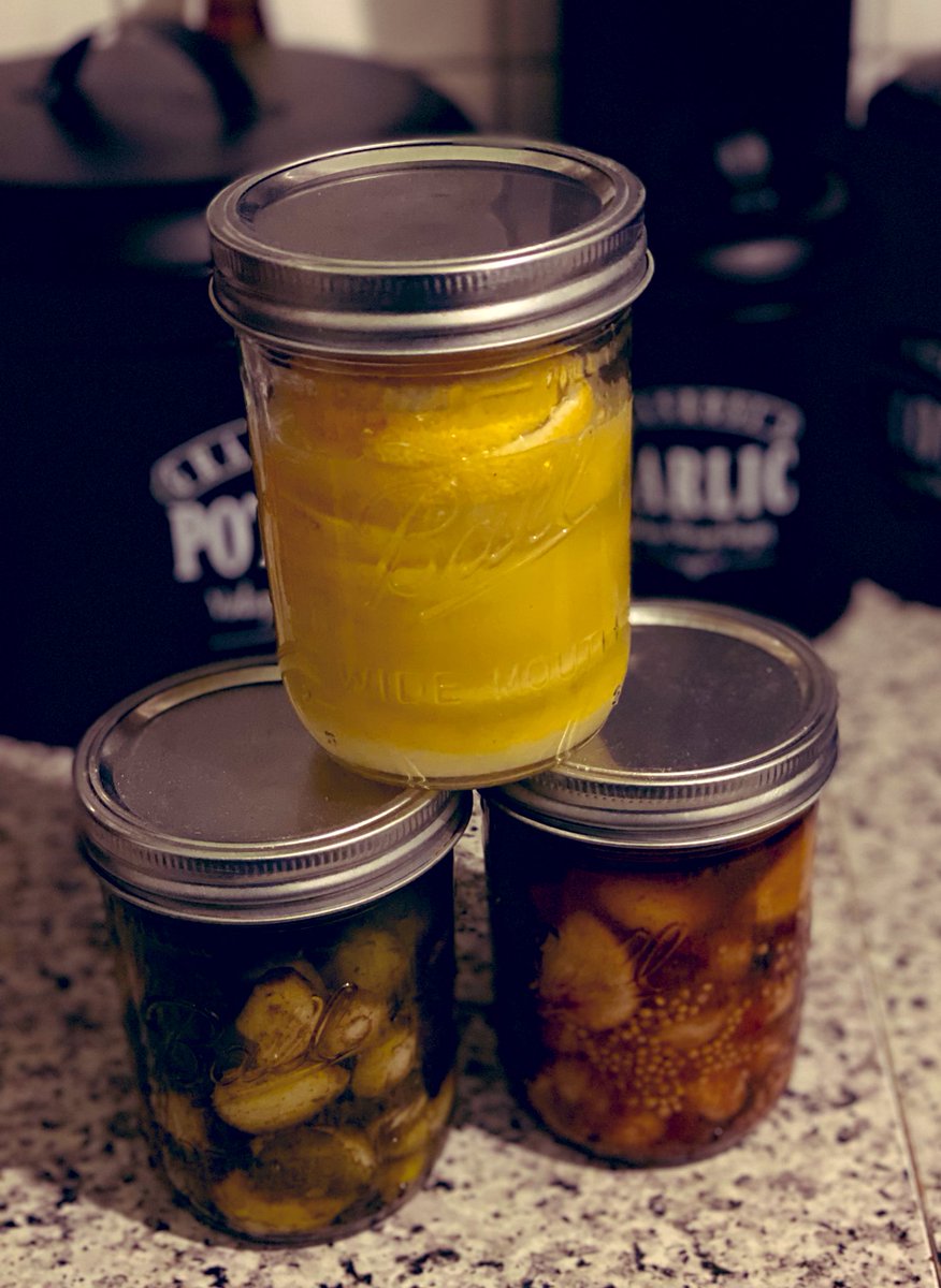 Randalemama's tweet photo. In den letzten Wochen habe ich Gurken und Knoblauch (Basilikum und Chili) eingelegt, Vanilleextrakt und Butter selber gemacht und heute Zitronen nach marokkanischer Art haltbar gemacht.

Die Butter ist schonmal geil, auf den Rest bin ich mega gespannt.

Und ich liebe Mason-Jars. https://t.co/nHYGfREqyi