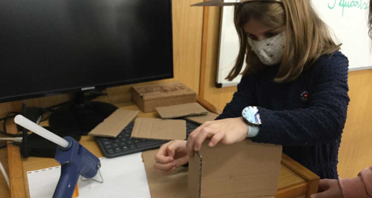 EscolaHoritzo's tweet photo. RELACIÓ
Construint el model "ésser viu" ens trobem amb la necessitat d'experimentar amb la idea de "relació".
Podrà una planta créixer cap a la font de llum malgrat els obstacles? Dissenyem, construïm i observem! https://t.co/A5n2ggPgjU