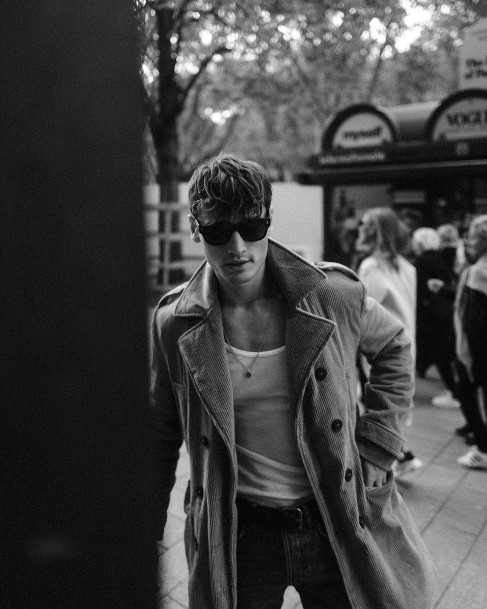 hastinqsboy's tweet photo. ☄️ ─── 𝐘𝐨𝐮 𝐬𝐚𝐲 𝐈 𝐝𝐫𝐞𝐚𝐦 𝐭𝐨𝐨 𝐛𝐢𝐠.
𝐈 𝐬𝐚𝐲 𝐲𝐨𝐮 𝐭𝐡𝐢𝐧𝐤 𝐭𝐨𝐨 𝐬𝐦𝐚𝐥𝐥.
#edroisreign https://t.co/hxMRFU4JWA
