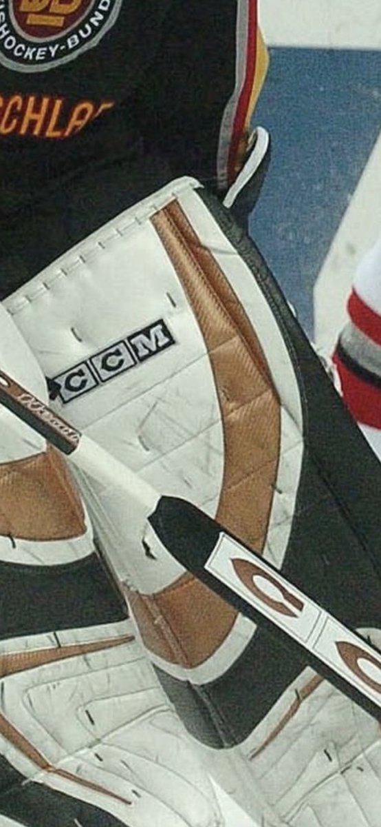 Wally44's tweet photo. Wow, das sind wirklich die selben Olaf #Kölzig Pads wie auf dem Foto. 😍😍😍
#GameWorn #Photomatch https://t.co/AUGSJhdFAu
