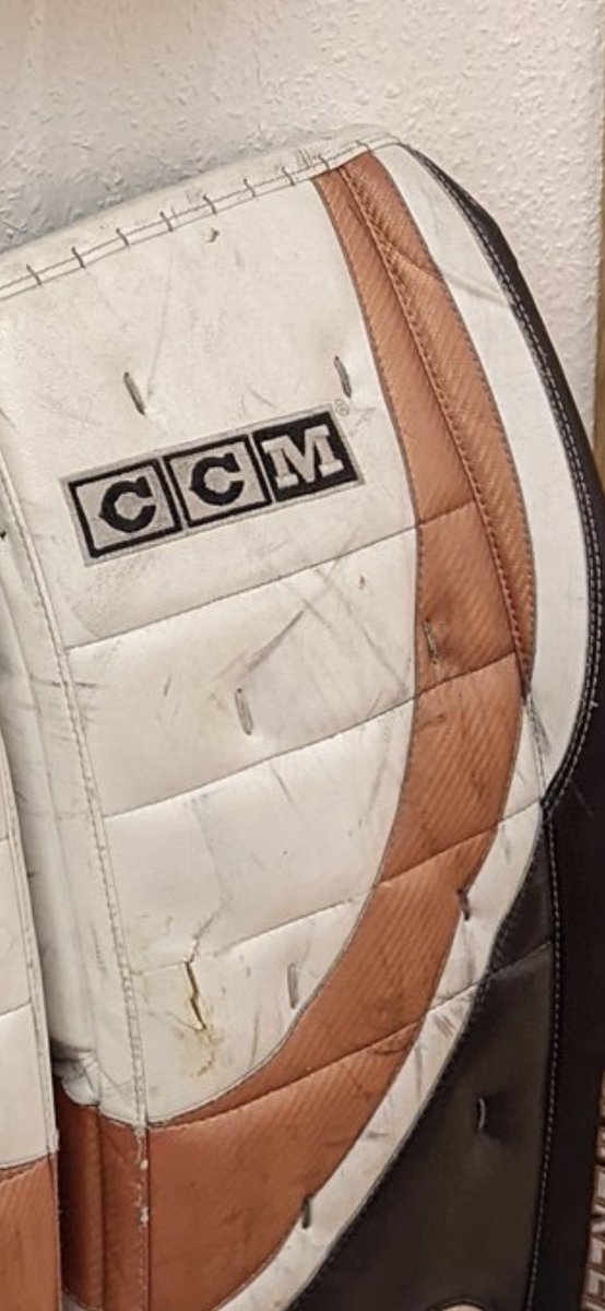 Wally44's tweet photo. Wow, das sind wirklich die selben Olaf #Kölzig Pads wie auf dem Foto. 😍😍😍
#GameWorn #Photomatch https://t.co/AUGSJhdFAu