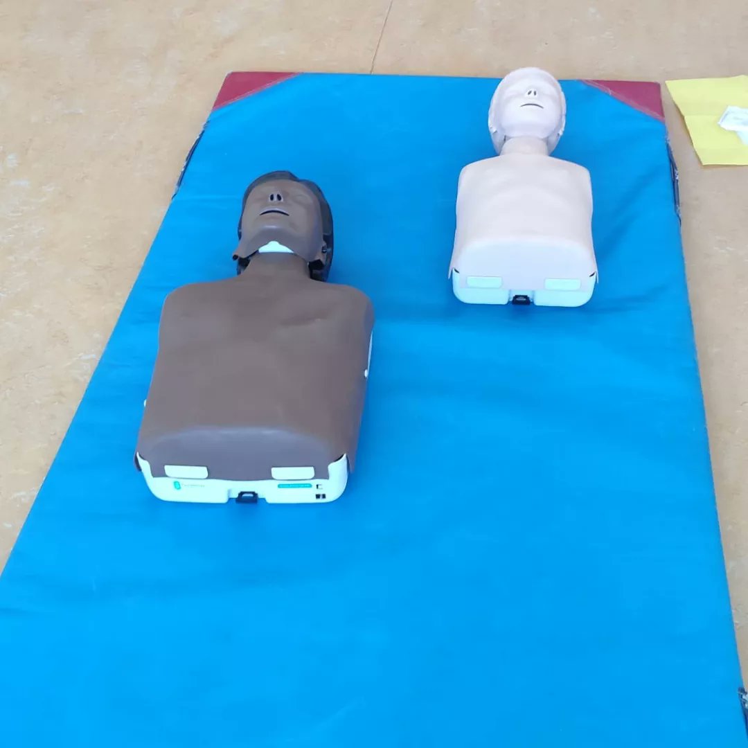 Hoy terminamos con los talleres de primeros auxilios en sexto. Muchas gracias a Elena, técnico sanitario de emergencias e instructora en pab por colaborar y completar nuestro proyecto #aps en #edufis <a href="/VMrtzGlez/">Vanessa Martínez</a> <a href="/HernanzMerino/">Eduardo Merino Hernanz</a>