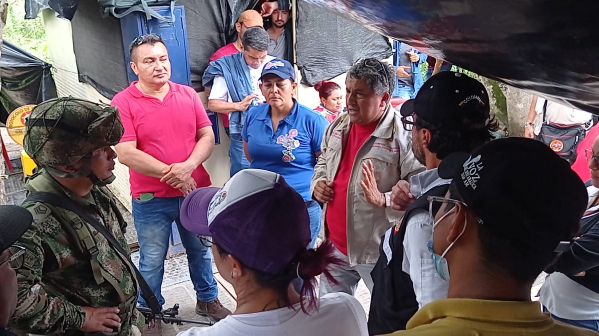 La <a href="/cutcolombia/">Central Unitaria de Trabajadores</a> acompaña a los trabajadores  de <a href="/usoarauca1/">usoarauca</a> y exige a <a href="/SierraColEnergy/">SierraCol Energy</a> garantía de derechos  y negociación. 

También exigimos garantía en el derecho a la protesta y que se retire la presencia del ejército. 

<a href="/DefensoriaCol/">Defensoría del Pueblo</a> <a href="/MisionONUCol/">Misión de la ONU en Colombia</a>