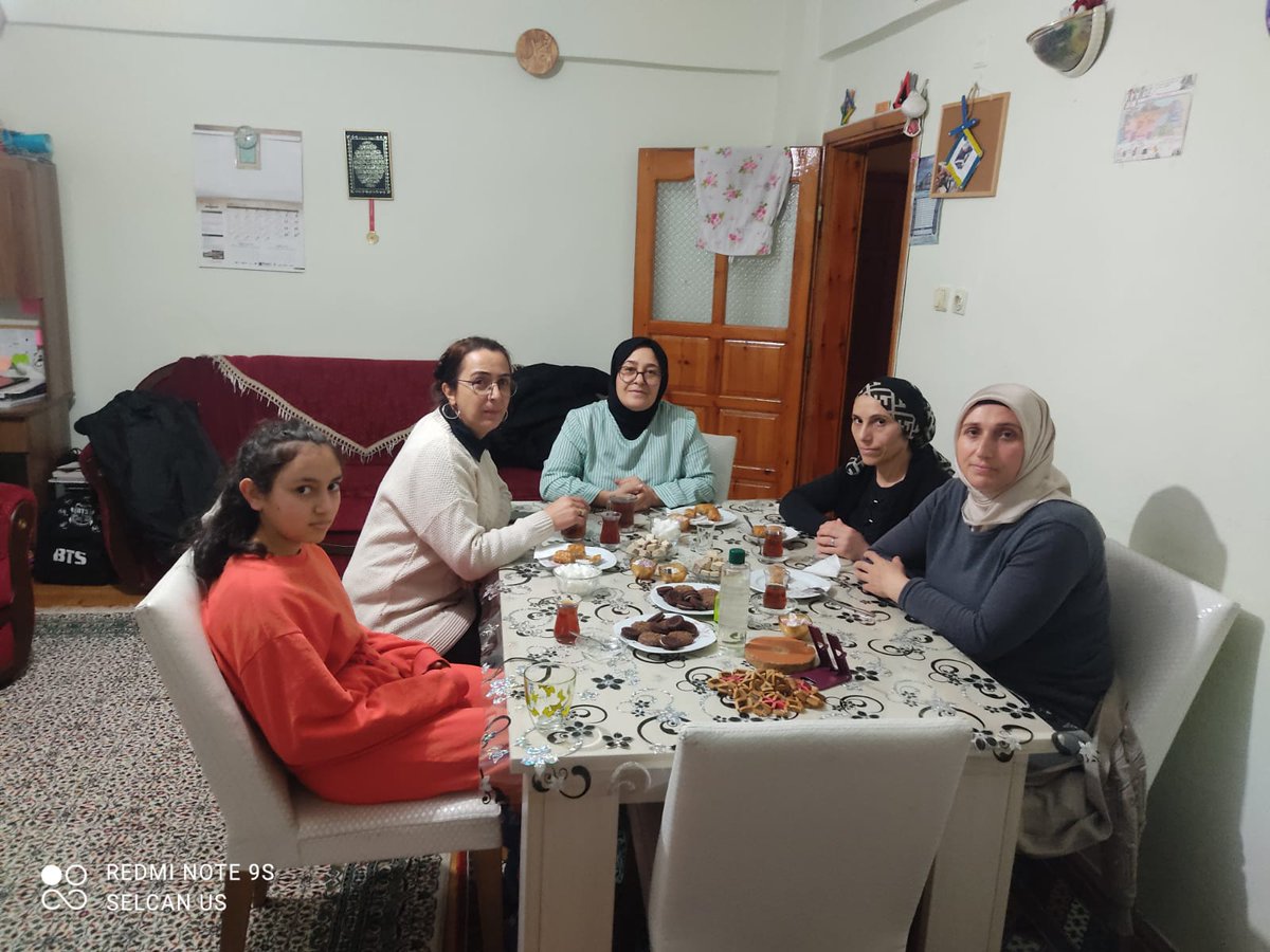 AK Parti Ardahan Kadın Kolları olarak Il başkanımız Kaan KOÇ ,Kadın Kolları başkanimiz Selda KILIÇ , yönetim kurulu üyemiz  Songül AKTÜRK , mahalle başkanimiz Selcan  Us ve Halilefendi mahallesi muhtarı Yaşar EKMEKÇİ  ile bugünkü iftar yemeğimizi alarak Güllü teyzemize