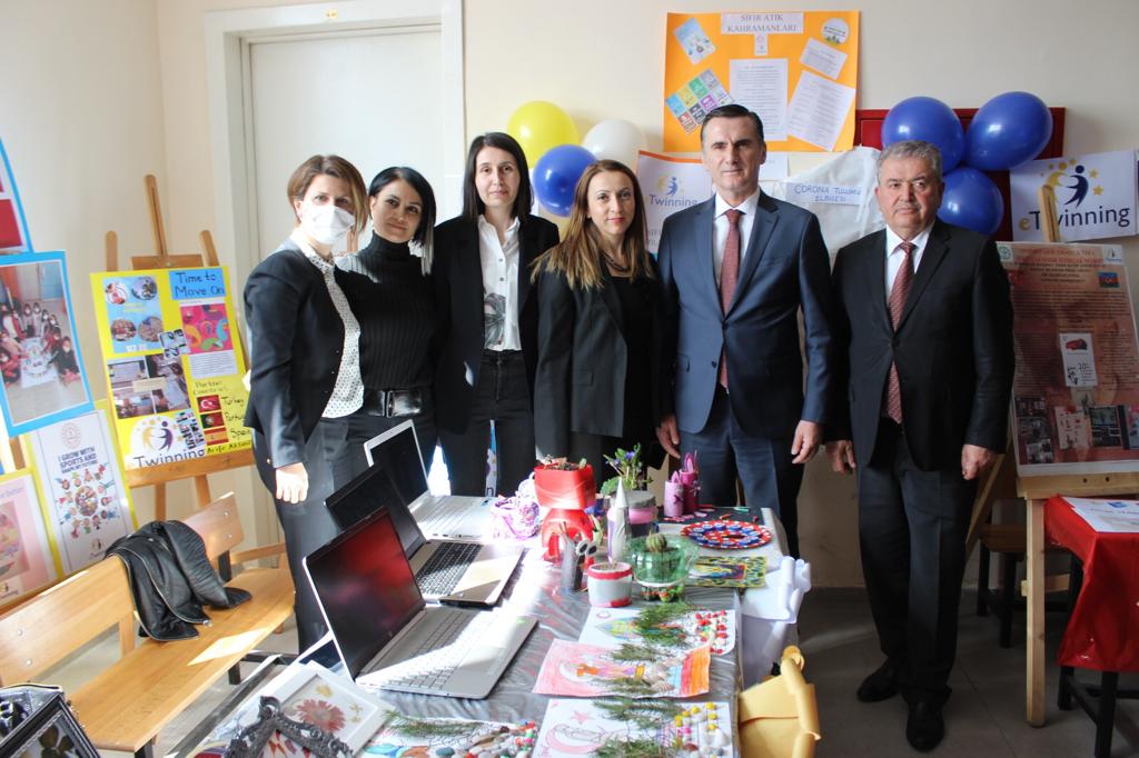 myildiz007's tweet photo. Faik Hızıroğlu İlkokulumuzda değerli öğretmenlerimizin eTwinning proje sergisini Milli Eğitim Müdürümüz @mustafakilicgil ile birlikte gezdik.
Birbirinden güzel 111 projeyi başarı 
ve özveriyle hayata geçiren 97 öğretmenimizi ve İlçe Milli Eğitim Müdürlüğümüzü tebrik ediyorum... https://t.co/tokk87z5Gq