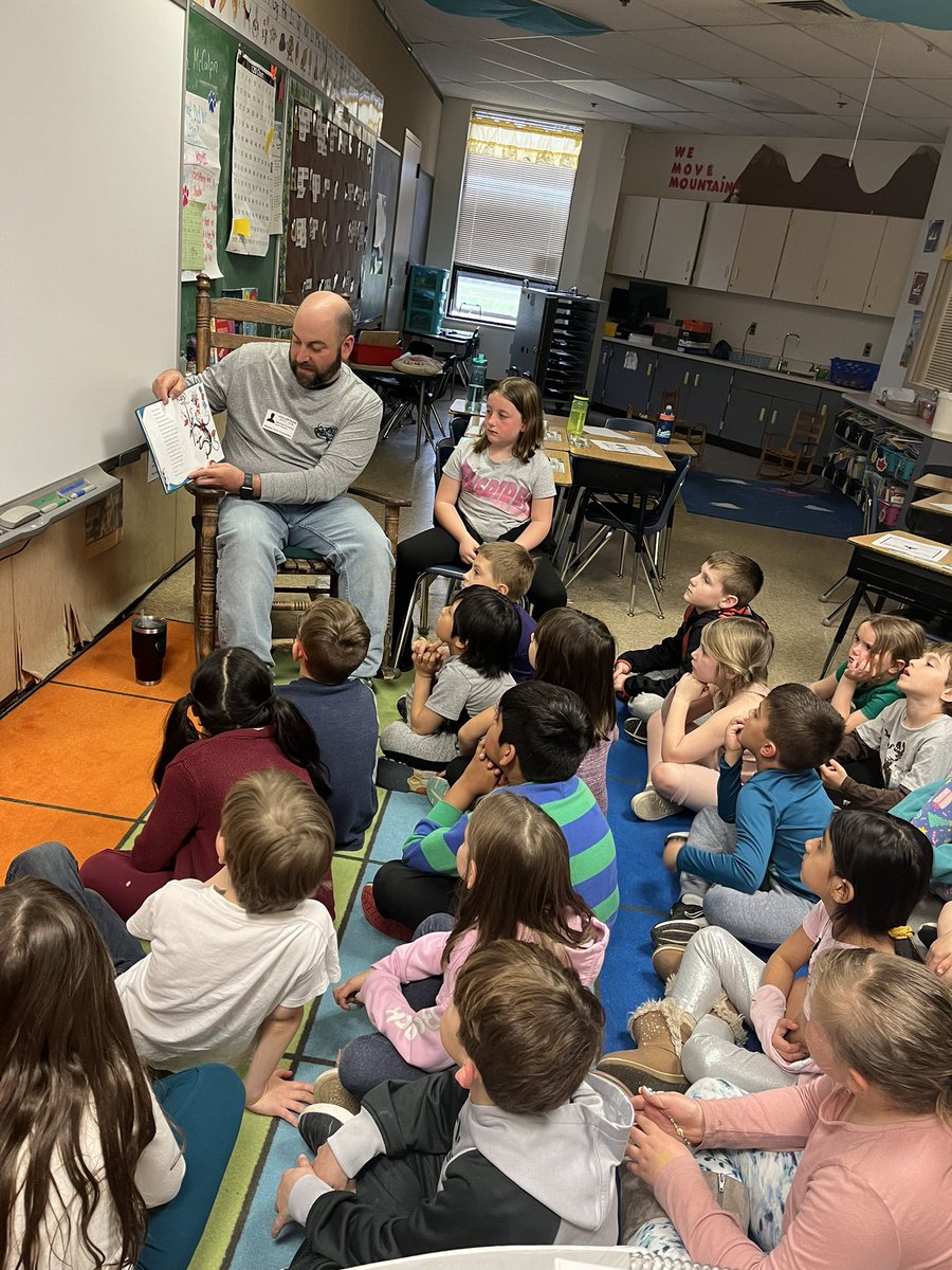 Mrs_Hamilton1st's tweet photo. Thank you Mr. Finamore for being our guest reader yesterday! :) @WindsorFarmES #guestreader https://t.co/n7PkgtGMNJ