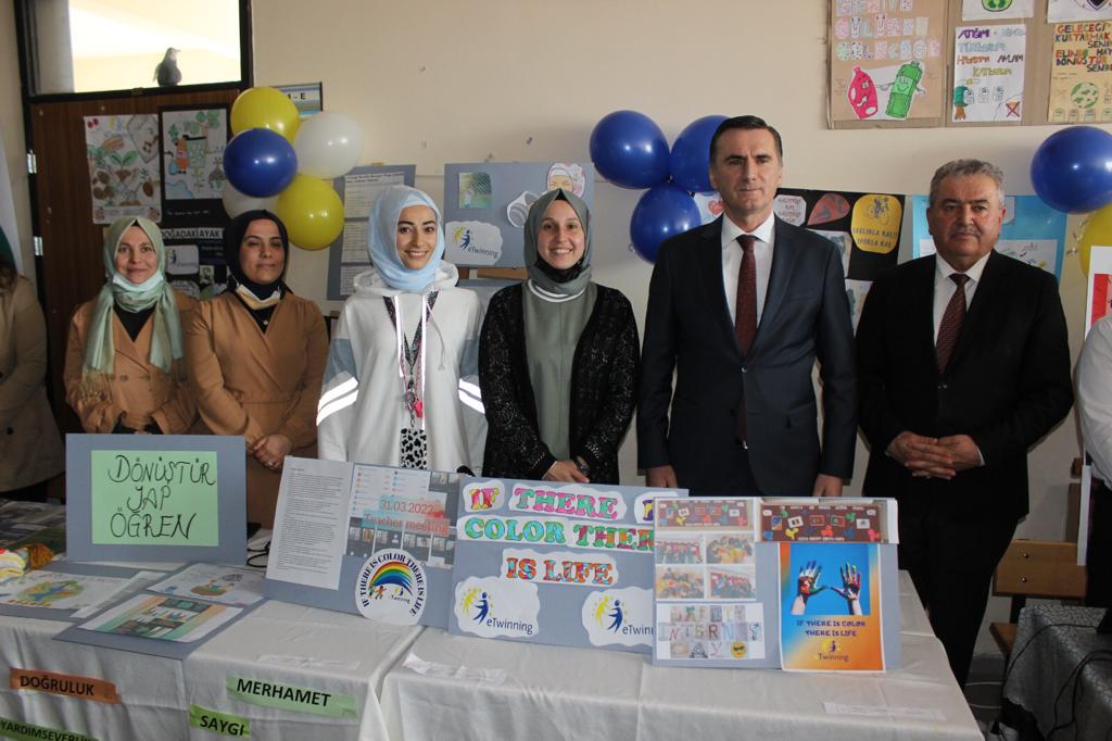 myildiz007's tweet photo. Faik Hızıroğlu İlkokulumuzda değerli öğretmenlerimizin eTwinning proje sergisini Milli Eğitim Müdürümüz @mustafakilicgil ile birlikte gezdik.
Birbirinden güzel 111 projeyi başarı 
ve özveriyle hayata geçiren 97 öğretmenimizi ve İlçe Milli Eğitim Müdürlüğümüzü tebrik ediyorum... https://t.co/tokk87z5Gq
