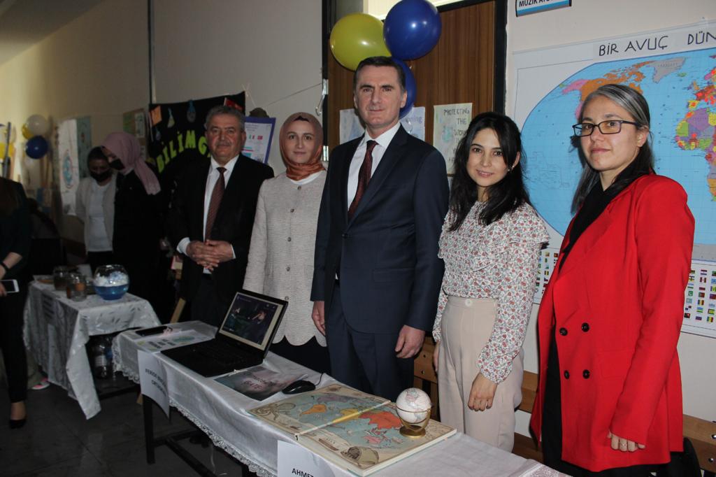 myildiz007's tweet photo. Faik Hızıroğlu İlkokulumuzda değerli öğretmenlerimizin eTwinning proje sergisini Milli Eğitim Müdürümüz @mustafakilicgil ile birlikte gezdik.
Birbirinden güzel 111 projeyi başarı 
ve özveriyle hayata geçiren 97 öğretmenimizi ve İlçe Milli Eğitim Müdürlüğümüzü tebrik ediyorum... https://t.co/tokk87z5Gq