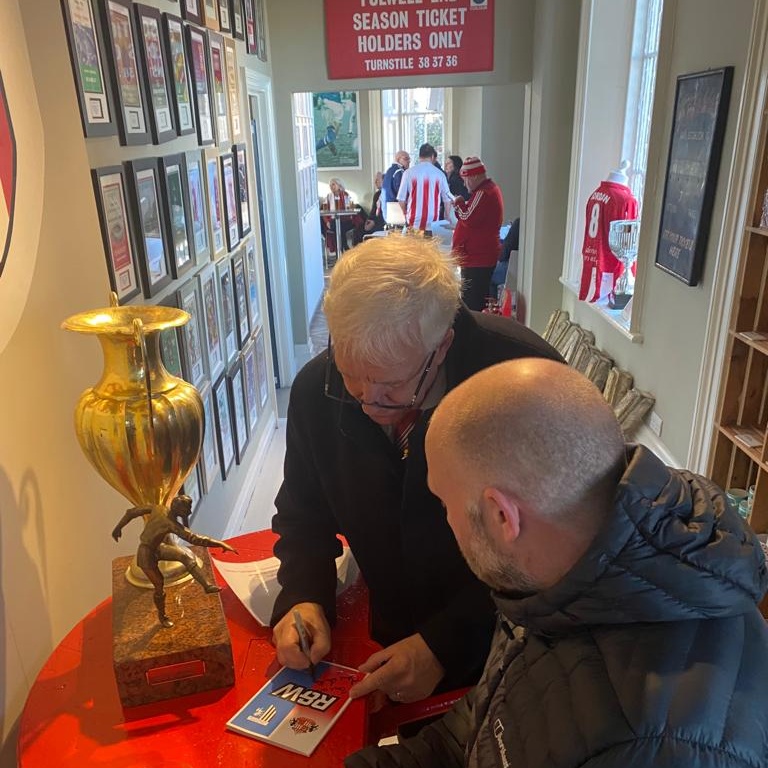 Here we have Trevor Swinburne, who made over 10 appearances for the SAFC, making #memories with #fans by signing autographs while getting reacquainted with the Sanson trophy too ⚽ 🙌🏻 Always a pleasure to have football #legends past and present visit the #museum ❤️