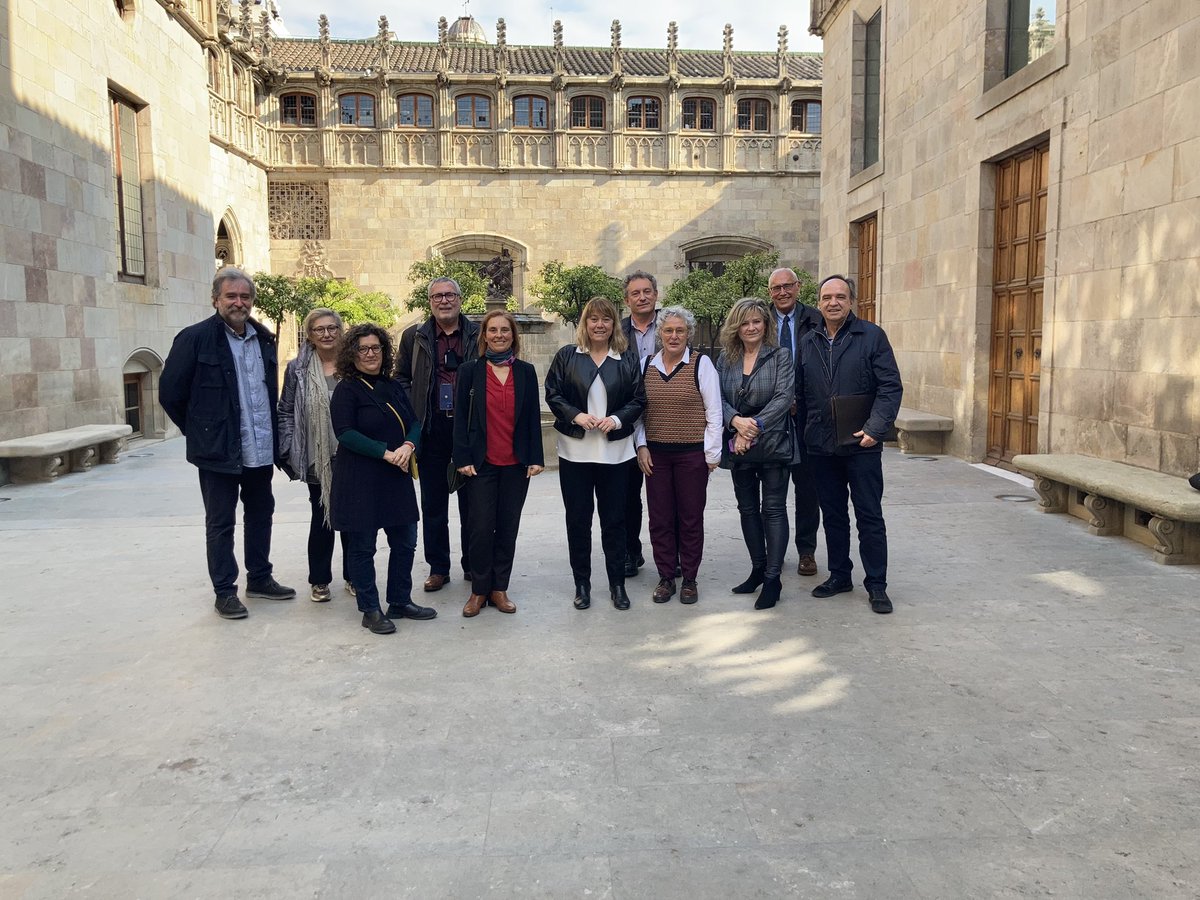 magdacas's tweet photo. Avui hem explicat el Projecte d’ @apropacultura i @Liceu_cat #RITMESENCOMPANYIA a les MHC @LauraVilagra @natalia_garriga. La música i la cultura són eines de recuperació i inclusió social. Fem-ho per #SalutMental. Des del #PacteNacionalSalutMental treballem per a que així sigui. https://t.co/7EyPt4jsAP