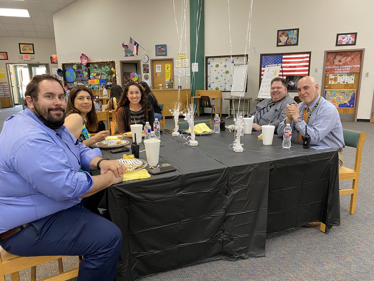ParklandLibrar1's tweet photo. Happening only @ThePark celebrating our wonderful Assistant Principal’s today on #NationalAssistantPrincipalsWeek #THEDISTRICT @MatadorStuCo @JSalgado_PHS @phsmats https://t.co/lwq4w4fVCO
