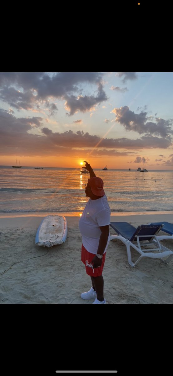 Chuckdelphiaa's tweet photo. @atmos_usa US 8.5 men’s #atmosnyc my dream vacation and favorite place is Jamaica on the beach while the sunset and all I need is All White Air Force 1’s #atmoscollectorsclub https://t.co/AzXjXylsyq