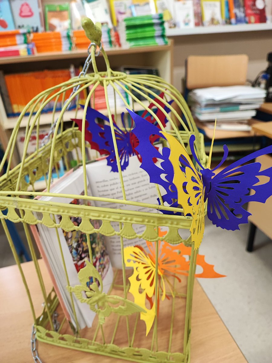 El CEIP Tierno Galván ha adquirido la siguiente decoración para la biblioteca. Esta maravilla es obra de David Rueda, gerente de Kiriarte.
En el siguiente enlace puedes conocer más sobre su creativo y bonito trabajo.
instagram.com/kiriarteshop/