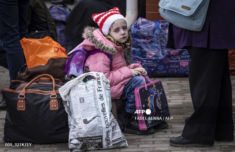 Marodriguez1971's tweet image. En esa mirada hay un puto abismo.

Antes de tomar el tren y escapar de Kramatorsk.
Fadel Senna.