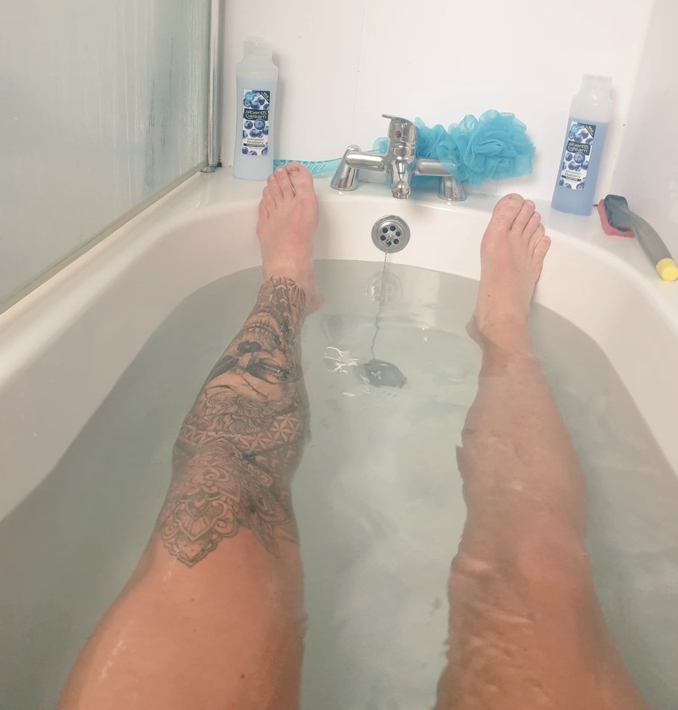 alpha_one_shred's tweet photo. Its been a hard day 😌 how many of you naughty lot opened this picture to see if I'd cropped it? 😉 No bubbles 🍆 
#onlyfans #rt #like #follow #bath #muscle #tradie https://t.co/3tSDTY9PY9
