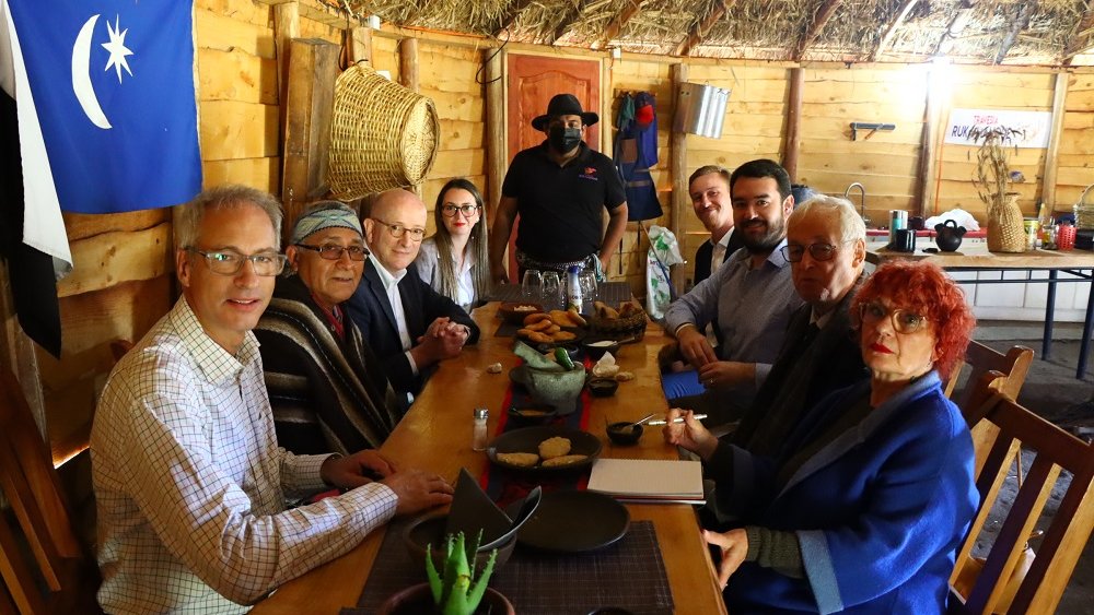 AlemaniaenCL's tweet photo. El Embajador #Hellbach participó esta semana junto al Gob. Regional @gorearaucania, @LucianoRivas, el Cónsul Honorario 🇩🇪 en Temuco y expertos del @MPILheidelberg en una rogativa ancestral en la Ruka Manque, en el sector Rengalil, Región de la #Araucanía. https://t.co/s4V65LnuDf