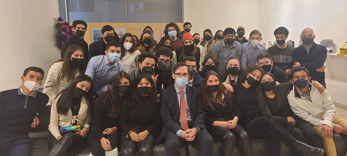 Tuvimos una presentación de prioridades México-Quebec ante alumnos mexicanos que nos visitan, Prepa ITESM. Mucho interés en la enorme agenda económica, migratoria, politica, social y de cooperación que nos ocupa a diario en <a href="/ConsulmexMon/">Pixels</a> Primeros eventos presenciales postpandemia