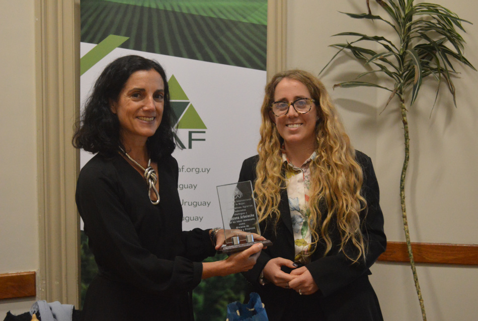 CAFUruguay's tweet photo. CAF entregó reconocimiento a Ministra Arbeleche 🎖️

Este martes, la ministra de @mef_Uruguay visitó la sede de CAF acompañada de su asesor Hernán Bonilla para recibir un reconocimiento. La instancia se realizó en el marco de nuestro Consejo Directivo:

👉https://t.co/me43Rue7fF https://t.co/UnothyrfVD