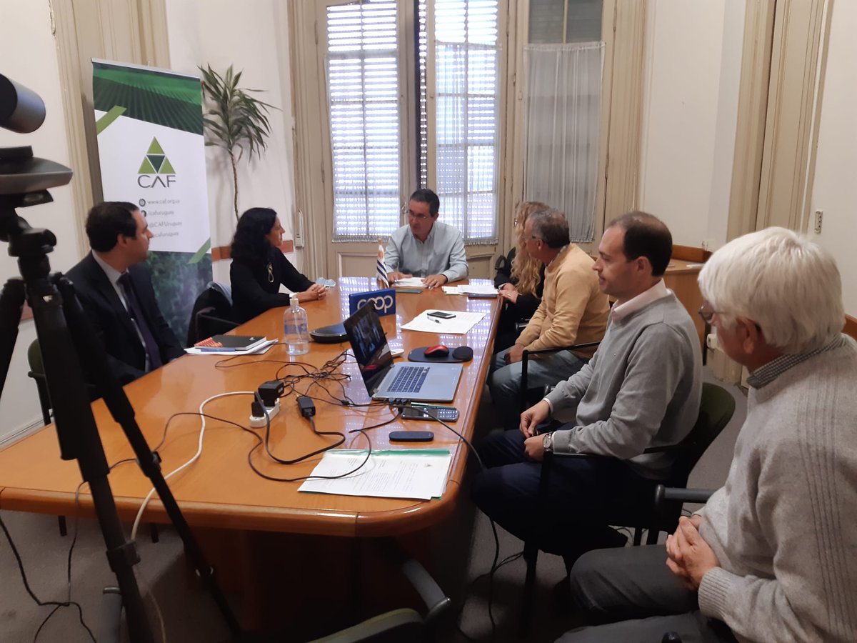 CAFUruguay's tweet photo. CAF entregó reconocimiento a Ministra Arbeleche 🎖️

Este martes, la ministra de @mef_Uruguay visitó la sede de CAF acompañada de su asesor Hernán Bonilla para recibir un reconocimiento. La instancia se realizó en el marco de nuestro Consejo Directivo:

👉https://t.co/me43Rue7fF https://t.co/UnothyrfVD