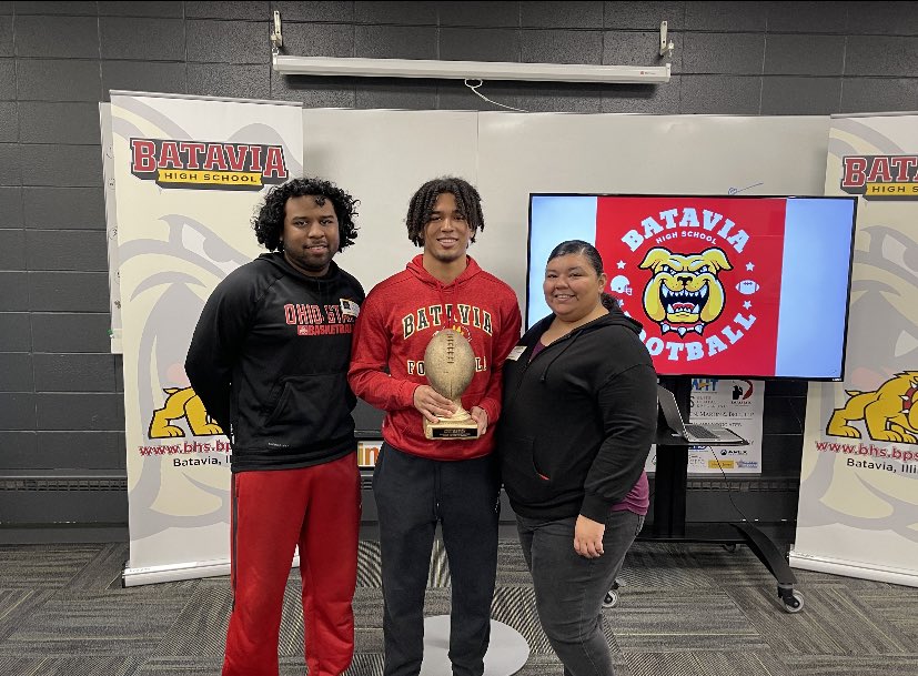 TonyRoberts2442's tweet photo. Extremely blessed to receive the NFF Scholar Athlete award! Thanks to all my family, teammates and coaches for all the support. @BataviaFootball https://t.co/drP5fjyKz5