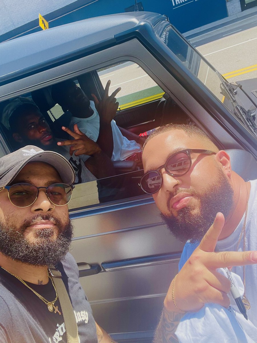 york_wave's tweet photo. Shoutout to @DeVanteParker11 and #NelsonAgholor for signing and taking a selfie with me and my brother @jaeluis 💯🤘🏾🐐 #PatriotsNation @patriots https://t.co/xGDNzD4X46