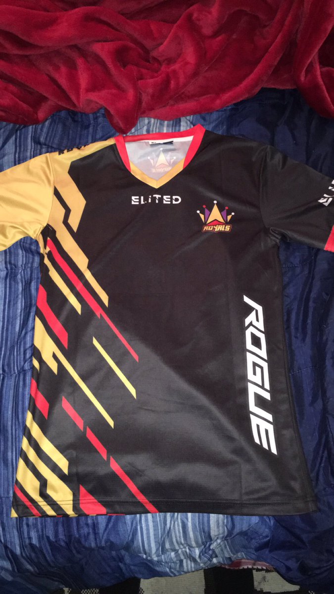 A1Nove's tweet photo. Finally got my @TheRoyalsEsp jersey 
Shit looks dope. Thank you to @OgCliFiX 🙏🏼 https://t.co/MJb0RleGso