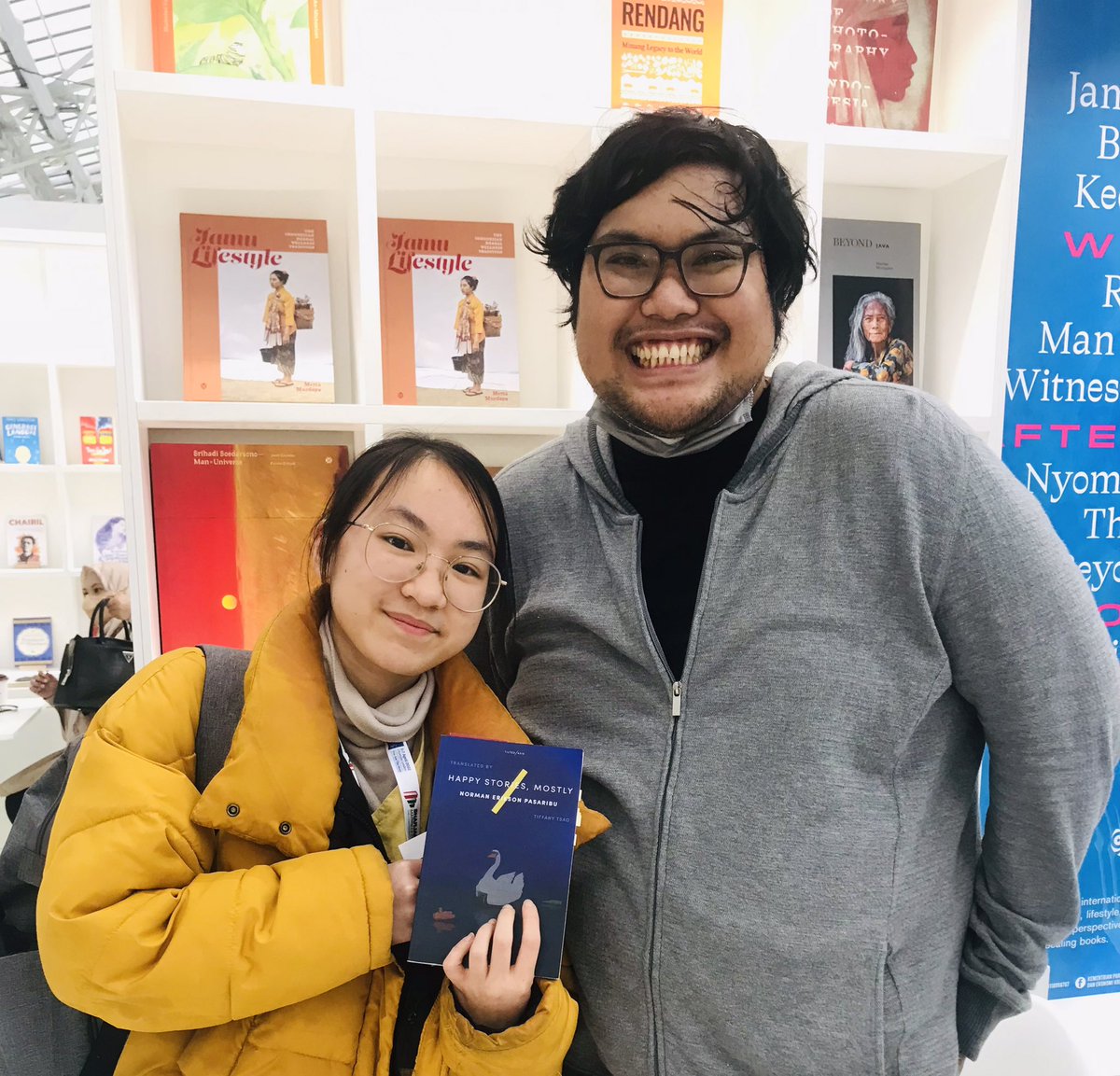 Never thought I’d have a magical meeting with a writer… until today @LondonBookFair— it felt so surreal!! 

Bumped into other fantastic people, some of whom I was too shy to say hi… 😅 #LBF22