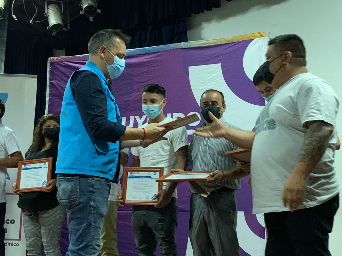 didecocl's tweet photo. Queremos felicitar a los 14 vecinos y vecinas que llegaron hasta el #AuditorioMunicipal para #certificarse en #TécnicasdeSoldadura.
Esta capacitación estuvo a cargo de @INDURA_CHILE y se realizó gracias al trabajo colaborativo entre @Sence_RM y el municipio.
#Felicidades https://t.co/01jKGlUEIh