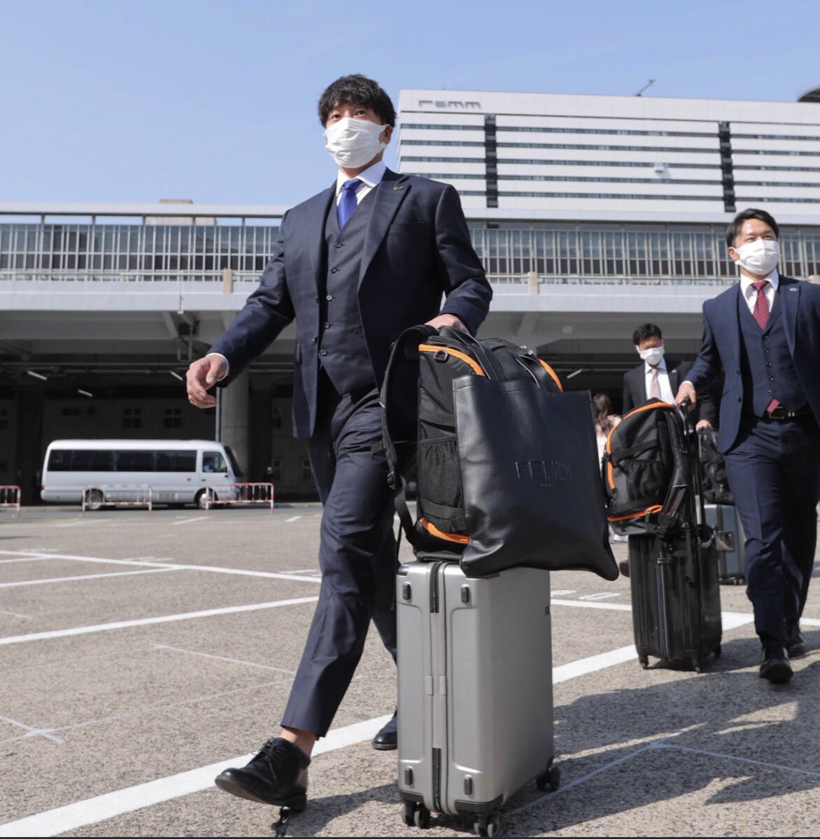 Mar17N's tweet photo. プロに入る前にsuitの依頼が来て
今では球団新人最多記録7セーブ✨

そして何より自分が仕立てたスーツを着てくれているのが何より嬉しい🥺😳

僕も負けじと頑張ります🔥😊

#巨人#翁田#大勢#ジャイアンツ15 https://t.co/uRTrtqMa4t