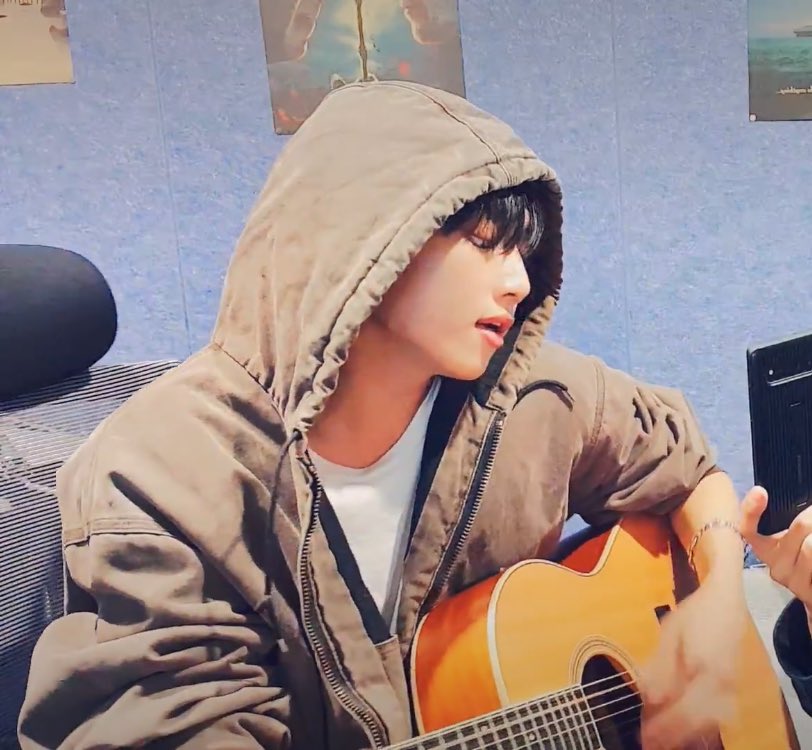 kswrecords's tweet photo. there's something with guitarist sunwoo https://t.co/vqaLud0mPP