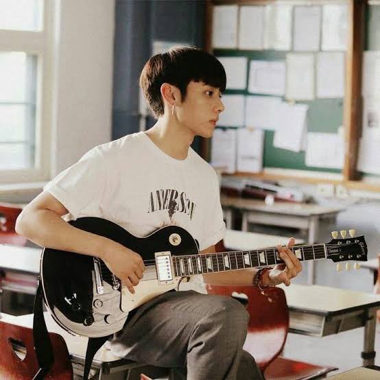kswrecords's tweet photo. there's something with guitarist sunwoo https://t.co/vqaLud0mPP