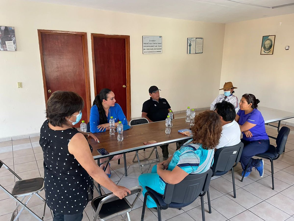 AuroraSierraR's tweet photo. El día de hoy me reuní con Edmundo Mitzi Castillo, Presidente de la Junta Auxiliar de Santa Bárbara Almoloya De San Pedro Cholula, para implementar estrategias de seguridad mediante el rescate de los espacios públicos y participación ciudadana.
#Recorrido2
#Informando https://t.co/gYsaiU1HKN