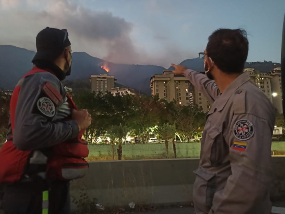 rcamachovzla's tweet photo. Equipos de Bomberos, Paramédicos Ángeles de la Autopista, Bomberos Forestales Inparques y Protección Civil se encuentran tratando de controlar el incendio en el Avila. Centro de Operaciónes se encuentra en el Dist Terrazas del Ávila https://t.co/tDx1Iz7KTd