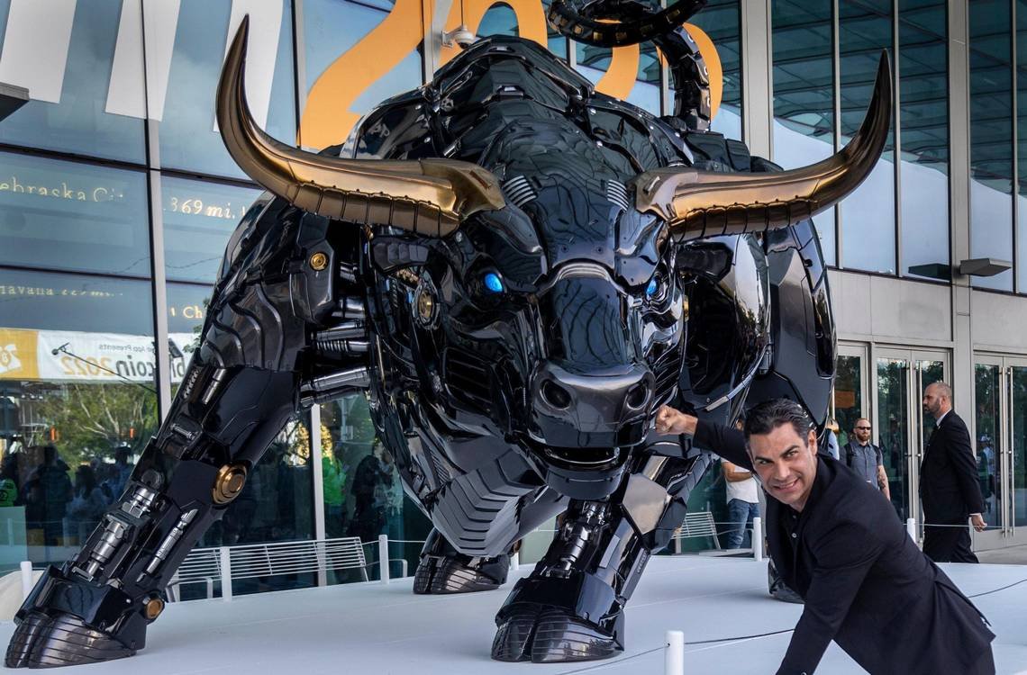 CryptoTillDawn's tweet photo. Miami Mayor @FrancisSuarez unveils the Miami Charging Bull

#btc $btc #eth $eth #miami #BullishAF https://t.co/giZeRJ4lKj