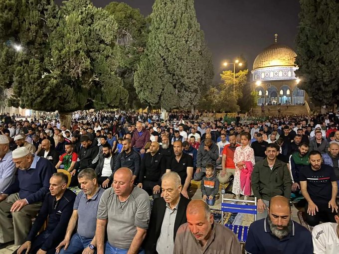 Uncivilized313's tweet photo. Islam Will Win In sha Allah✌

Taraweeh prayers at Al Aqsa mosque❤ https://t.co/lozq6wGRsZ