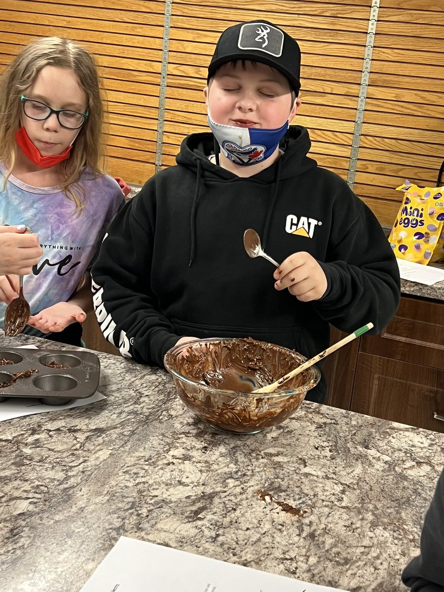 AngieCML3's tweet image. Another awesome afternoon of baking with the @RandomIslandAca Elementary Baking Club. #ChocolateSmiles #AfterSchoolFun #EasterBirdsNestCookies