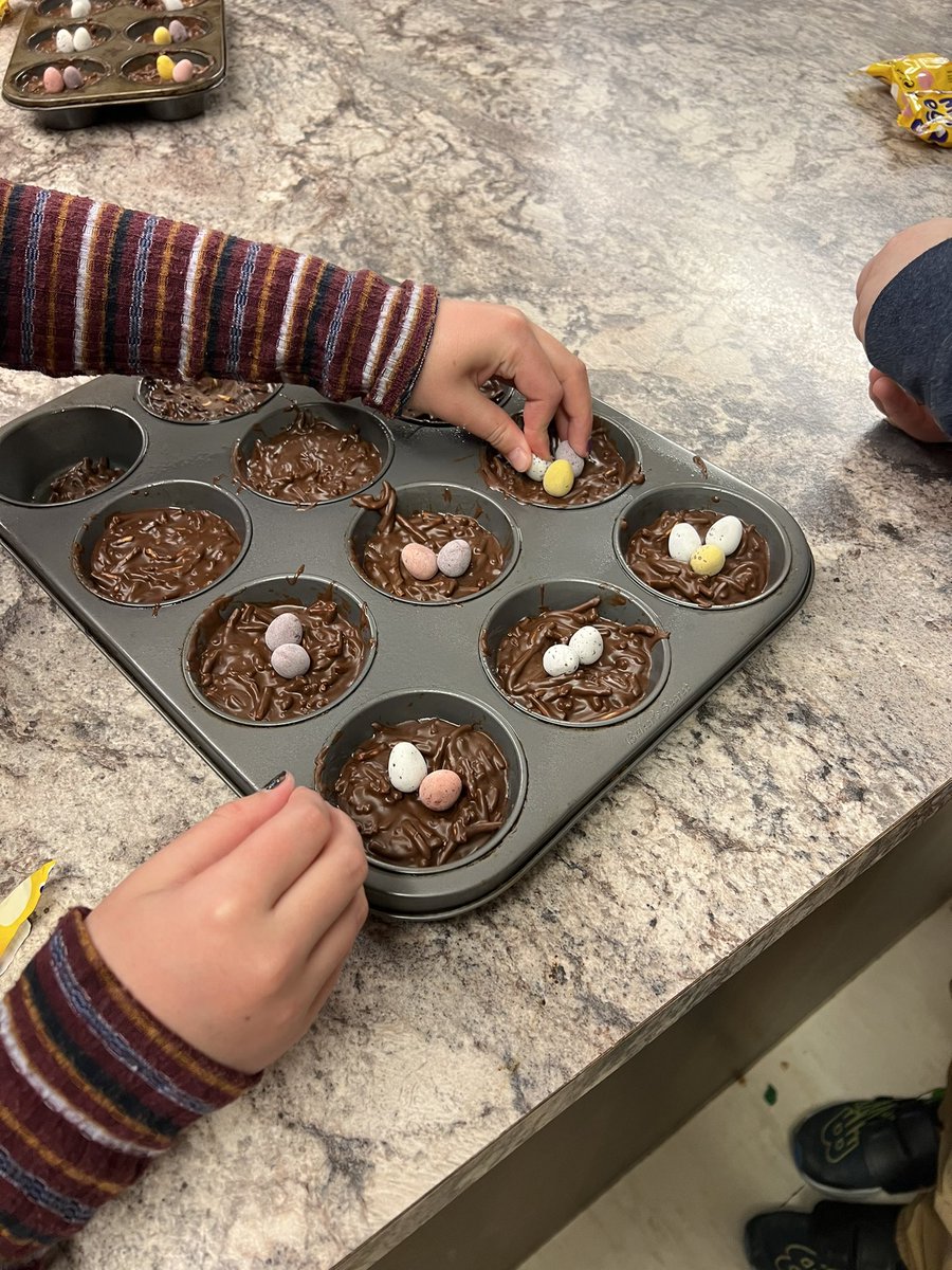 AngieCML3's tweet image. Another awesome afternoon of baking with the @RandomIslandAca Elementary Baking Club. #ChocolateSmiles #AfterSchoolFun #EasterBirdsNestCookies