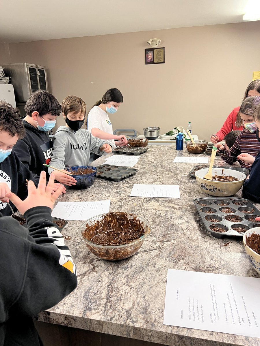 AngieCML3's tweet image. Another awesome afternoon of baking with the @RandomIslandAca Elementary Baking Club. #ChocolateSmiles #AfterSchoolFun #EasterBirdsNestCookies