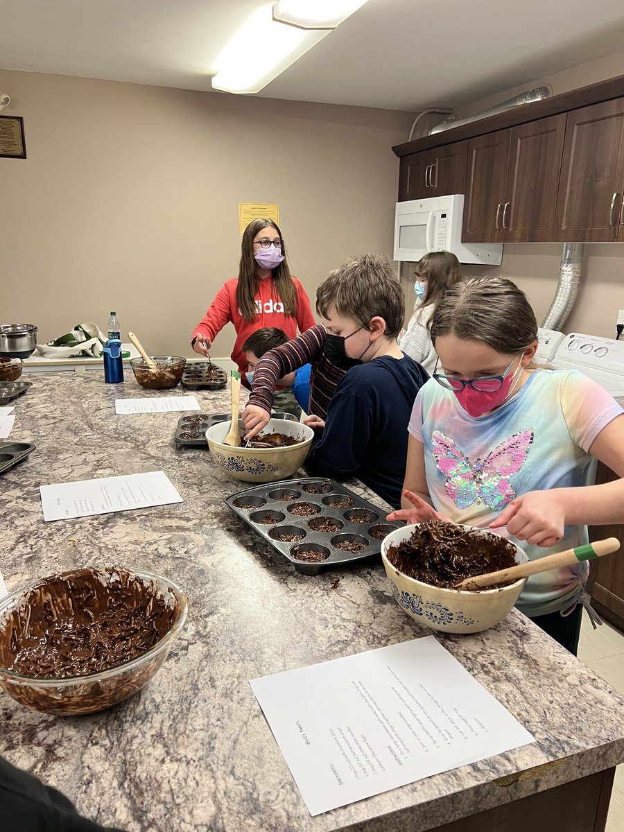 AngieCML3's tweet image. Another awesome afternoon of baking with the @RandomIslandAca Elementary Baking Club. #ChocolateSmiles #AfterSchoolFun #EasterBirdsNestCookies