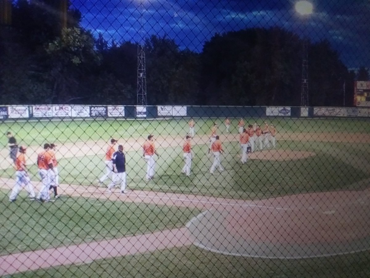 RHOFederal's tweet photo. Top 5 Federal Fields
2) Anoka
Most comfortable seating. Best bathrooms, actually have baby changing station. Fun music and close parking.

1) Dundas
The best! Love first row seating right on field to hear the boys. Playground close for kids. Beautiful trees and small town feel. https://t.co/95Mmsj5FHx