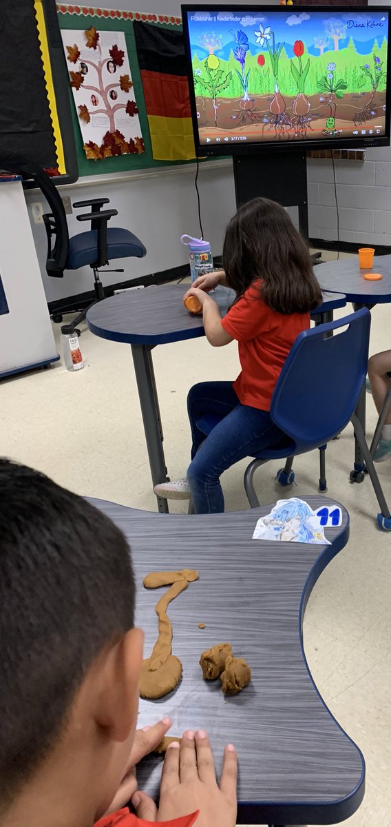 FSmeef's tweet image. Just a few examples from our k-2 #German Explorers sculpting Frühblüher (early spring blooms). Students were chatting away at the different colors and shapes using one of their favorite phrases right now - “Soooo schön”! #OFOD #WeDeliverExcellence