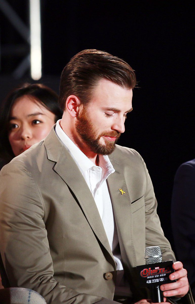 safeforevans's tweet photo. pov: chris evans made eye contact with you https://t.co/F2V74Fp7b2