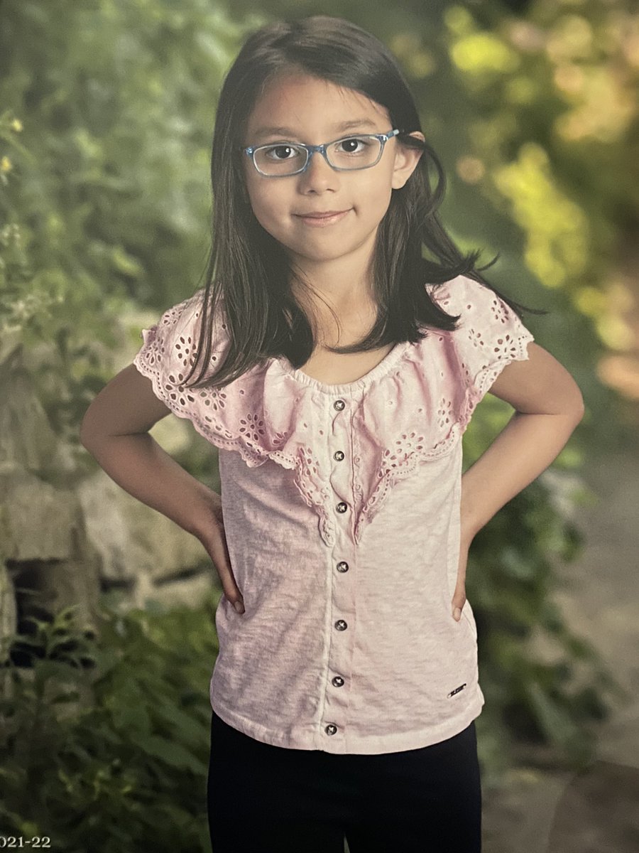 Sharksgrl408's tweet photo. My baby got her spring pics in today๐ท๐ธwith her sassy lil self๐๐ค #SpringPicture #1stGrade #MyBaby https://t.co/s4Ow5rGxTF