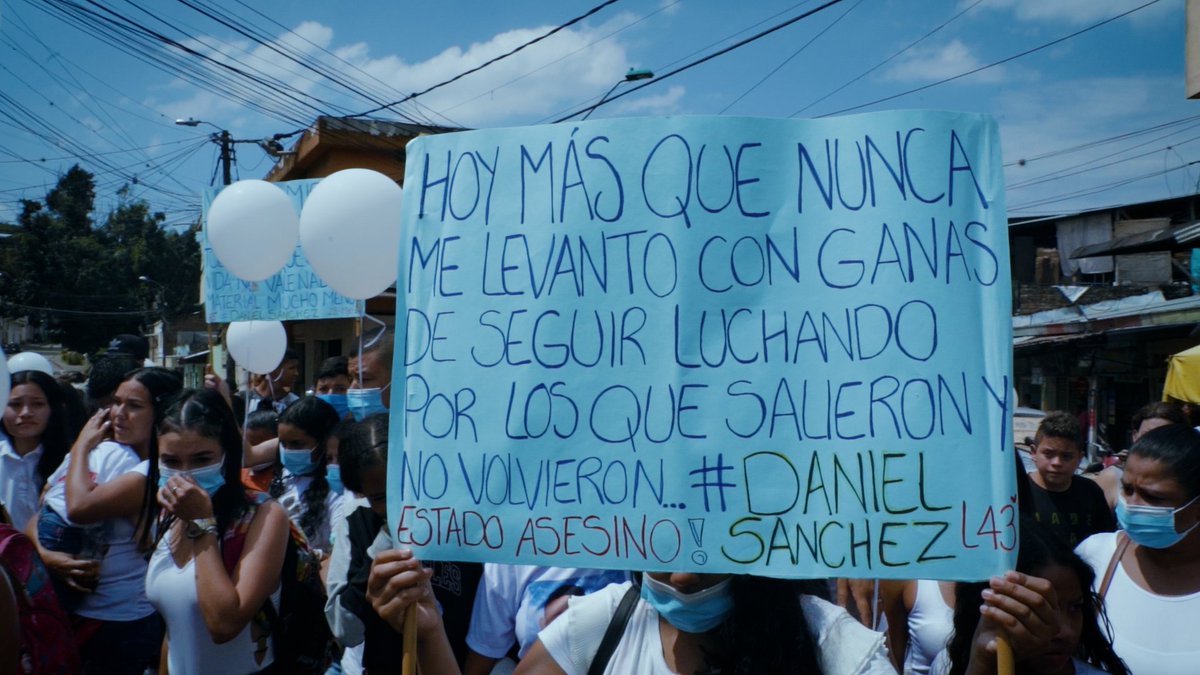 AlejoPalencia's tweet photo. Hace un año el cadáver de un niño incinerado apareció en el Dollarcity de Siloé, Cali. Hice un documental sobre Daniel Sánchez en ese momento. Mañana publicaré uno nuevo, se contará toda la verdad sobre el caso. La fiscalía tendrá que responder por encubrir un crimen de Estado. https://t.co/90nHHP26Rp
