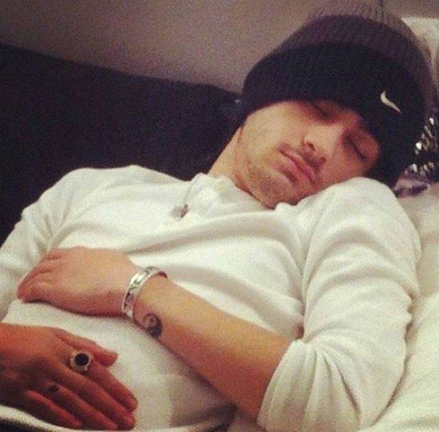 aroadclear's tweet photo. Bonito día para ver una fotito de zayn duermiendo😭💘 https://t.co/eYLoPGUdNi