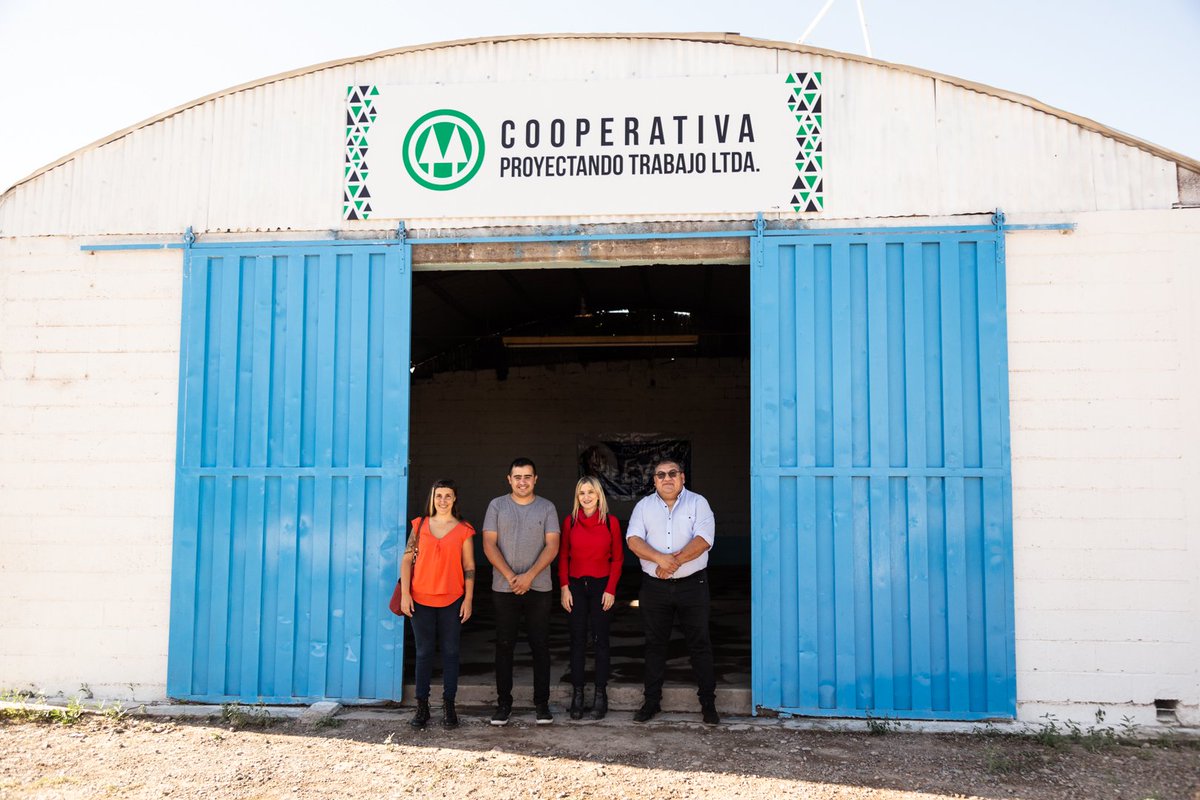 EriPereyraVL's tweet photo. En las localidades de #Pocito y #Vallecito recorrimos y charlamos con lxs trabajadorxs de Las Cooperativa Proyectando Trabajo y la Cooperativa de Trabajo Vallecito, lugar donde además tuvimos la oportunidad de conocer el santuario a la #DifuntaCorrea 

#InaesCerca
#InaesFederal🇦🇷 https://t.co/90Nof2aYzX