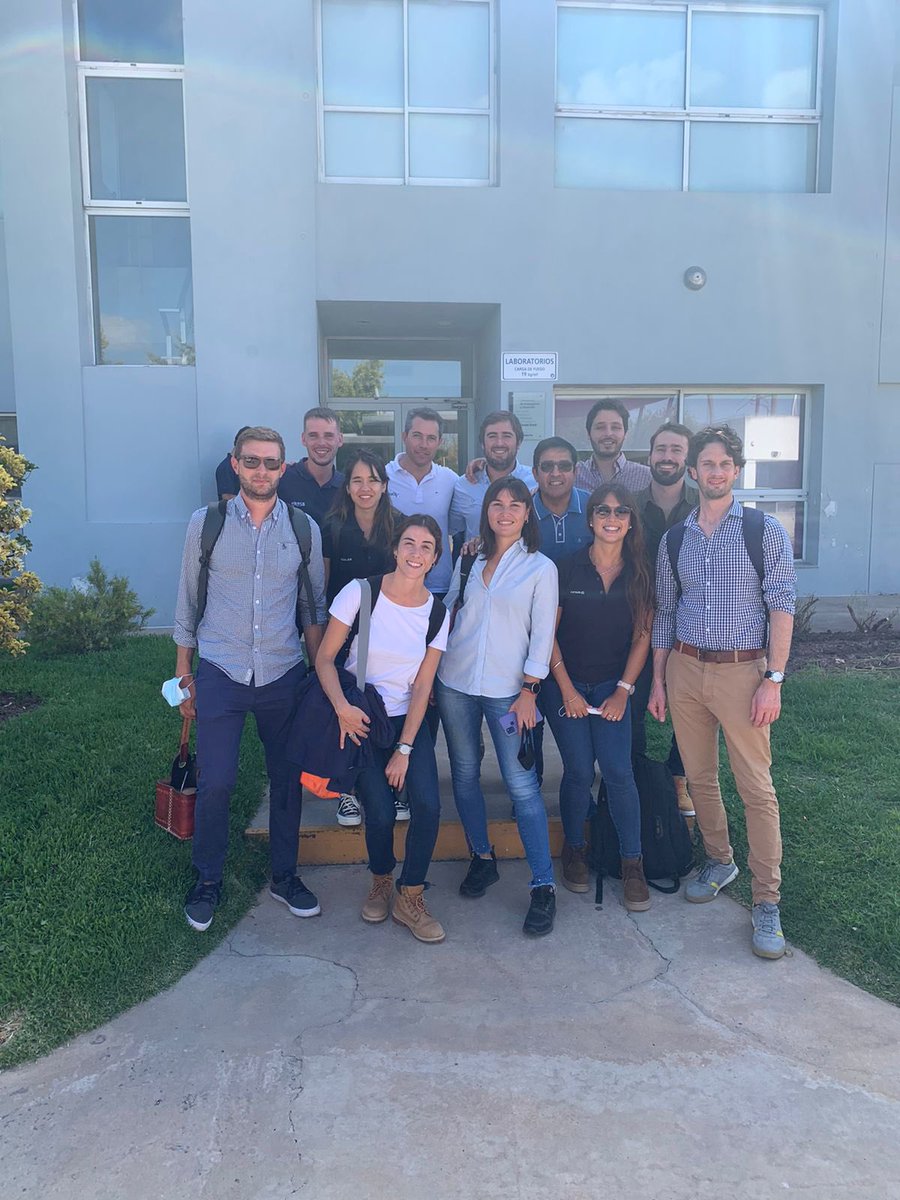 Giulllliii's tweet photo. Intercambio técnico con el equipo de @RizobacterARG !! Mas que interesante el encuentro, gracias! @SummitAgroAr #SomosEquipo 🔍 🔬😎 https://t.co/0Wjf1kbfbG