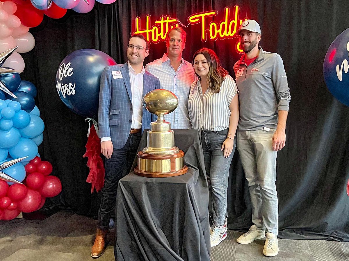 OleMissAlumni's tweet photo. 🔴🔵 Our Music City Rebels are 𝙍𝙀𝘼𝘿𝙔 for #RRT22! Next stop: Birmingham.

#HottyToddy

🎟 https://t.co/jcwIpa186l https://t.co/lTImWnaKWJ